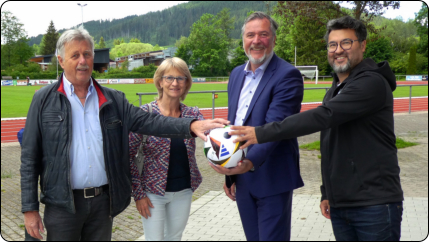 Spielball-Übergabe (v.l.): Arnold Löffler (FCN), Petra Pollak (TVN), Christoph Palm (Wundt-Stiftung) und Marco Wittstock (HSV).