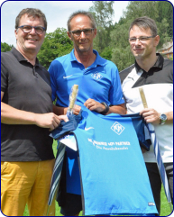 Trikotübergabe Dr.Brunner § Partner * (v.l.) Jens-Michael Koch, Rolf Eckert (sportl. Leiter FCN), Dr. Guido Mattisseck.