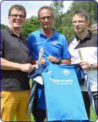 Trikotübergabe Dr.Brunner § Partner * (v.l.) Jens-Michael Koch, Rolf Eckert (sportl. Leiter FCN), Dr. Guido Mattisseck.