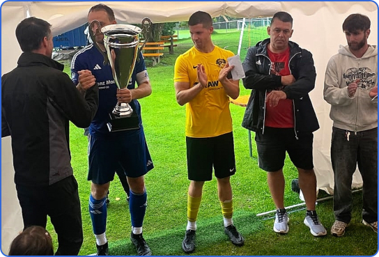 Pokal-Übergabe an Rick Kiefer.