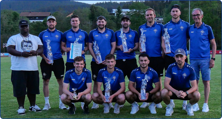 Hinten v.l.: David Agbodenou (Co-Trainer), Fabian Gamp (Trainer), Paul Brosi, Nico Riesterer, Johannes Bußhardt, Rick Kiefer, Thomas Fischer (Co-Trainer), Rolf Eckert (Vorstand Sport); vorne v.l.: Steffen Rohrer, Marco Kaiser, Pjetar Orosaj, Niklas Eckert