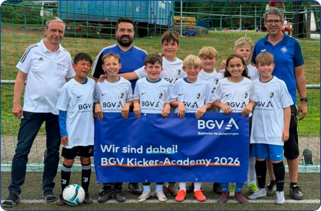 Trikot-Übergabe durch Steffen Schneider (li.) an die E-Junioren.