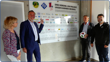 Vor der Spendertafel (v.l.). Petra Pollak (TVN), Christoph Palm (Wundt-Stiftung), Arnold Löffler (FCN) und Marco Wittstock (HSV).