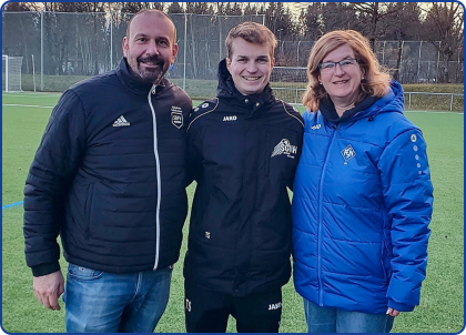 V.l.: Michael Seemann (SBFV), Tobias Schuldis (FCN), Melanie Ackermann (Jugendleiterin FC Neustadt)